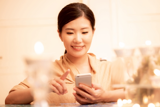 二次会の段取りをする女性のイメージ
